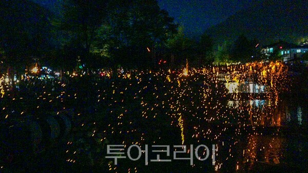 사진 / 구천동 계곡에서 펼쳐지는 낙화놀이 모습_투어코리아 유지훈 기자