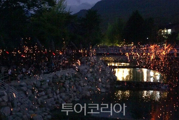 사진 / 구천동 계곡에서 펼쳐지는 낙화놀이_투어코리아 유지훈 기자