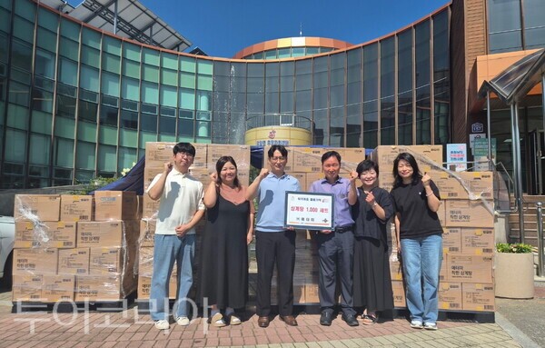 ▲애터미㈜가 말복을 앞두고 공주시 정안면 어르신들을 위해 삼계탕 1,000세트를 기탁하며 무더위에 지친 지역사회에 훈훈한 감동을 전했다. /사진-공주시