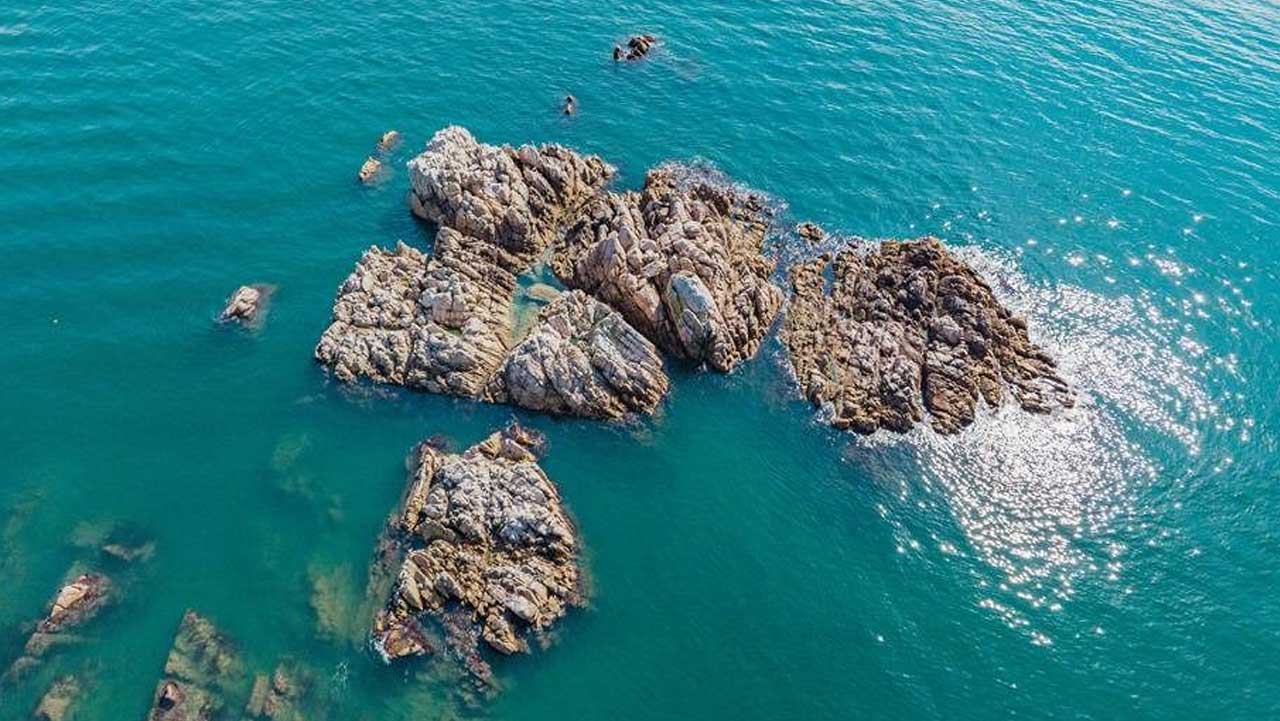 신라 문무왕의 유언이 담긴 수중릉, 문무대왕릉. / 한국관광공사