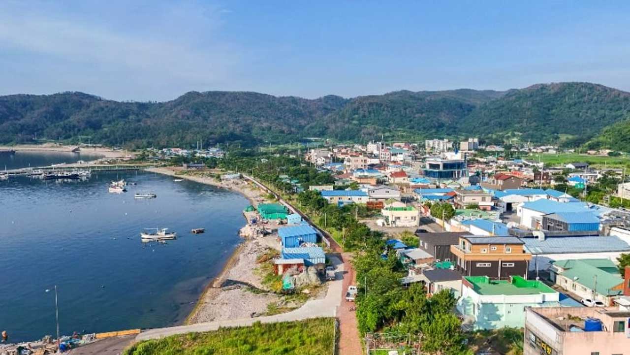 양포항과 인근 어촌 마을 전경. / 한국관광공사