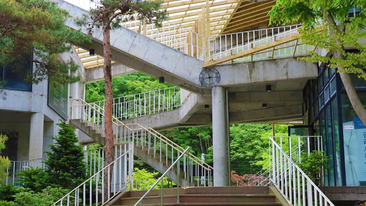 나남책박물관의 야외 계단 및 연결 통로. / 포천시 공식 관광 SNS