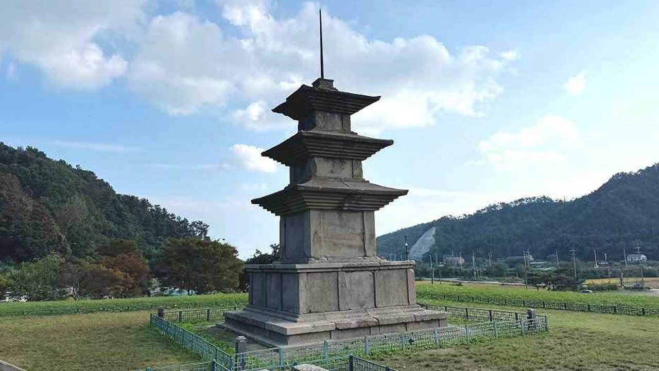 신문왕이 지은 감은사지에 웅장하게 서 있는 삼층석탑. / 한국관광공사
