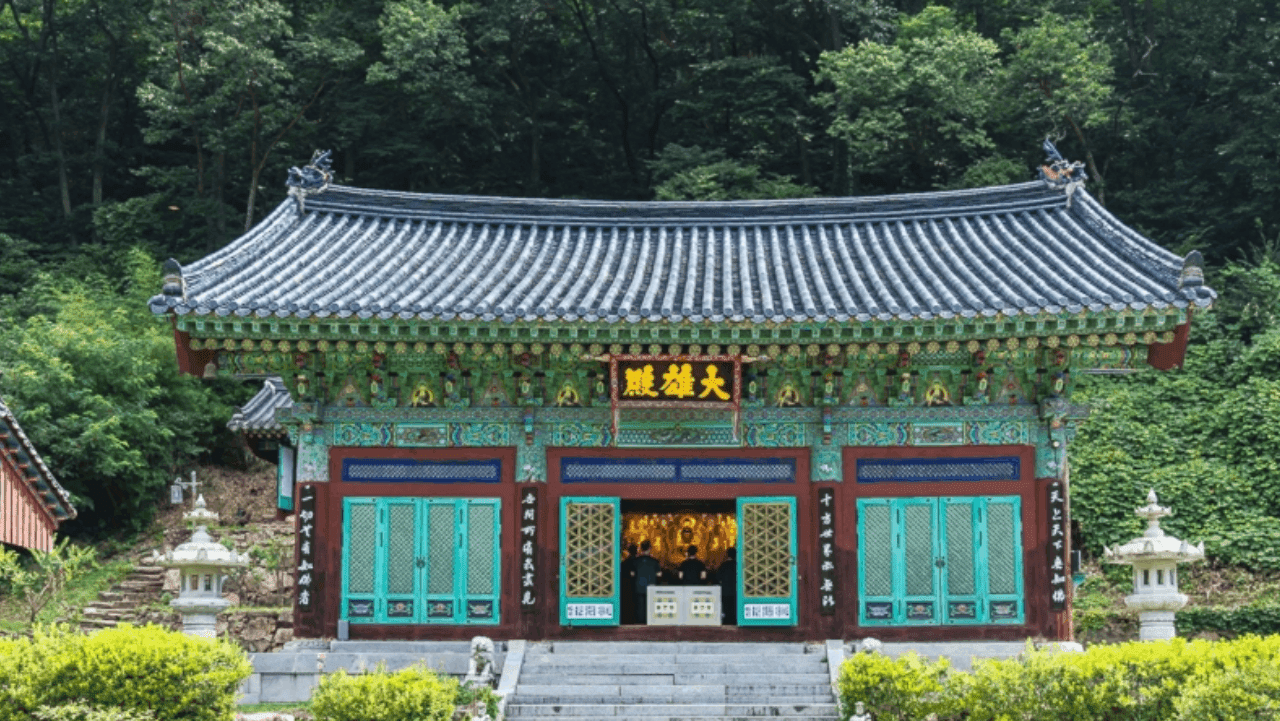 고즈넉한 산사에 머물며 템플스테이와 휴식을 즐길 수 있는 반야사 대웅전. / 한국관광콘텐츠랩