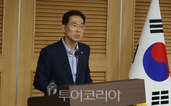 더불어민주당 김주영 의원이 7일 오전 국회의원회관 제2세미나실에서 개최한 ‘AI 시대, 우리나라의 바람직한 전력산업 구조개편 방향 모색’ 심포지엄에서 주제발제를 하고 있다. 2026.08.07. / 투어코리아 이창호 기자