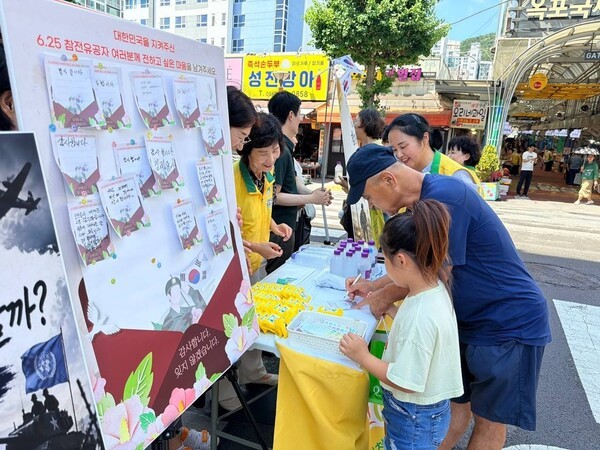 지난 6일 신천지자원봉사단 거제지부가 '6·25 기억 캠페인'을 개최한 가운데 시민들이 감사편지를 작성하고 있다. (사진제공=신천지자원봉사단 거제지부)