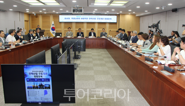 더불어민주당 김주영 의원이 7일 오전 국회의원회관 제2세미나실에서 ‘AI 시대, 우리나라의 바람직한 전력산업 구조개편 방향 모색’ 심포지엄을 개최하고 있다. 2026.08.07. / 투어코리아 이창호 기자