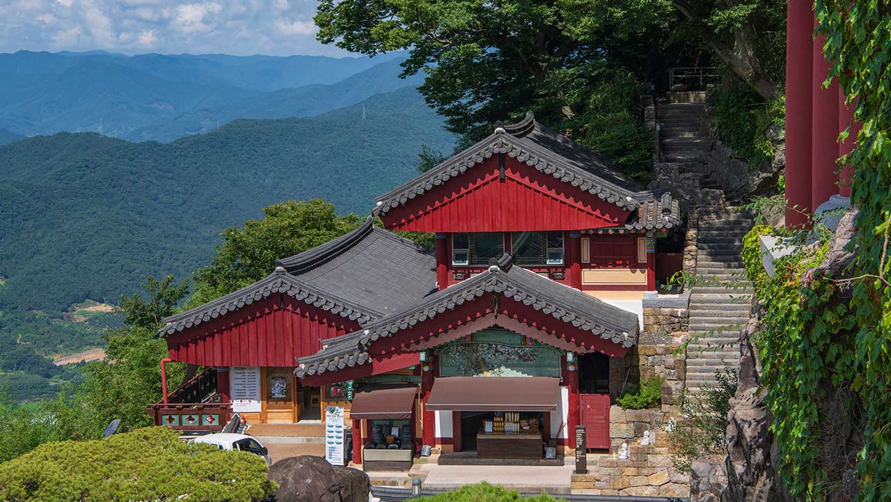 돌계단을 따라 오르며 내려다보는 사성암 경내와 푸른 지리산 능선. / ⓒ한국관광콘텐츠랩-배근한