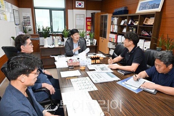 울산광역시의회 공진혁 운영위원장은 7일 울주군의회 경제건설위원회 이상걸 위원장과 울산시·울주군 관계부서가 참석한 가운데 간담회를 열고, 옥동 군부대 이전 예정지인 청량읍 양동마을 주민지원사업 추진 현황을 점검하고 향후 협력 방안을 논의했다./사진-울산시의회