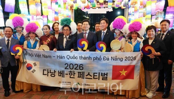 다낭 시 추최 한-베 페스티벌 거리행진 하는 이상일 시장/투어코리아뉴스 정명달 기자   사진=용인시