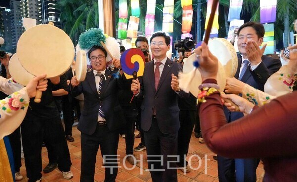 이상일 시장이 부채를 들고 페스티벌에 행진하고 있다/투어코리아뉴스 정명달 기자   사진=용인시
