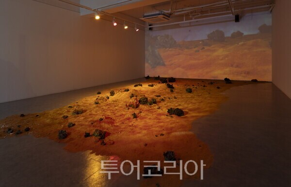 이번 특별전에서는 이수현 작가가 과거 달천철장의 토철을 모티프로 제작한 '붉은 토철'과 울산쇠부리기술 재연 과정에서 직접 채집한 '슬래그(제련 과정에서 발생하는 부산물)'를 활용해 낯설고도 신비로운 풍경을 연출해 낸다./사진-울산 북구