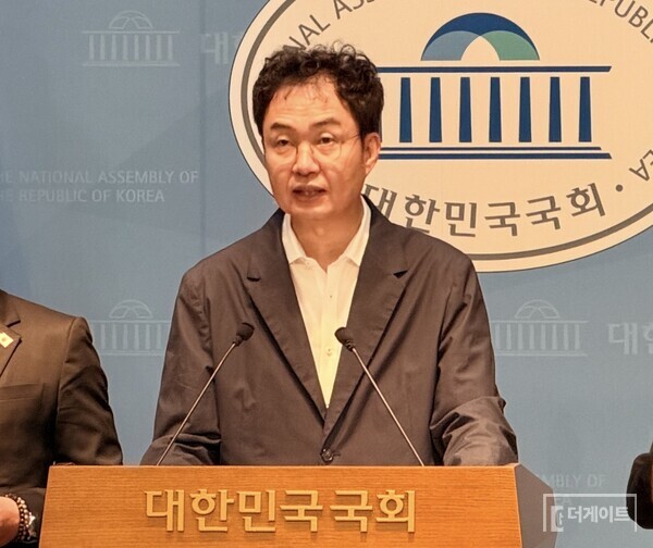 4일 국회에서 기자회견하는 이제일 변호사(사진=더게이트)