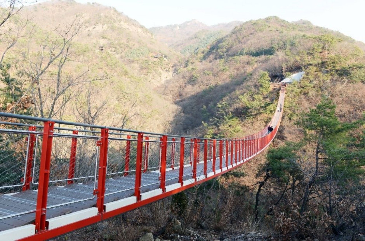 감악산 출렁다리 전경. / ⓒ한국관광공사 제공