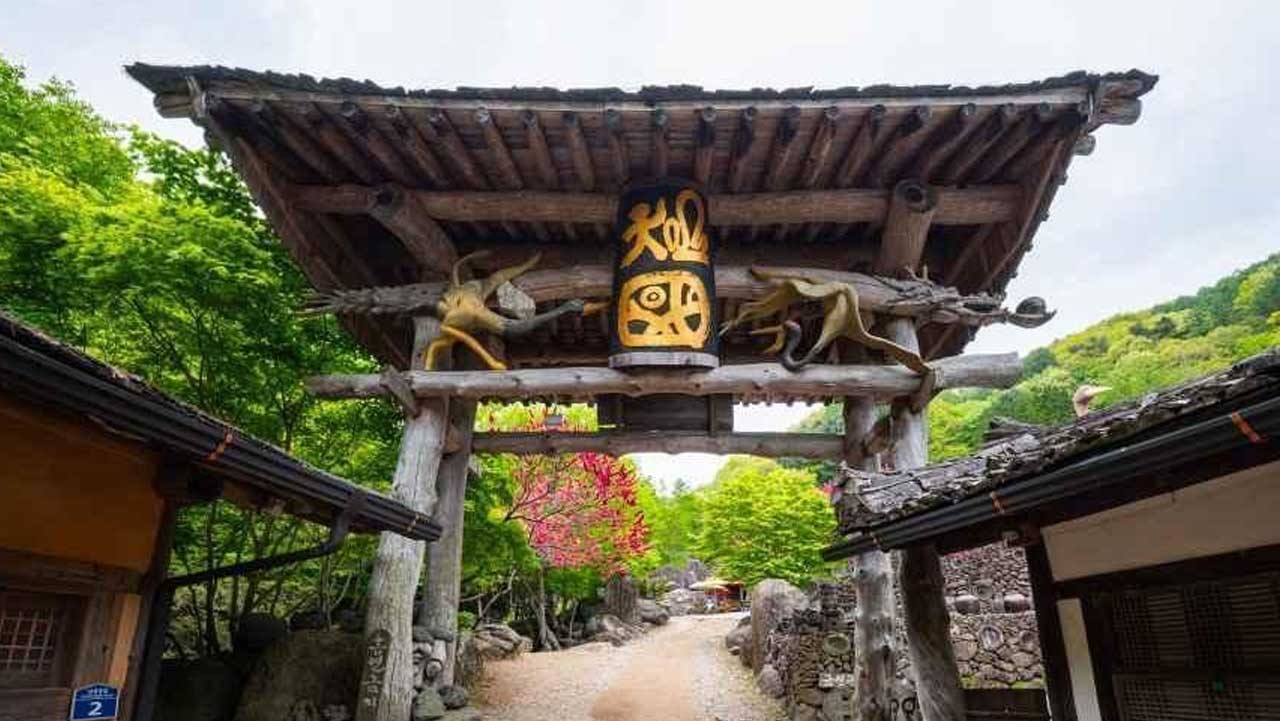 고대 소도를 연상시키는 목조 구조물과 문양이 신비로움을 더하는 삼성궁 입구 관문. / 한국관광공사