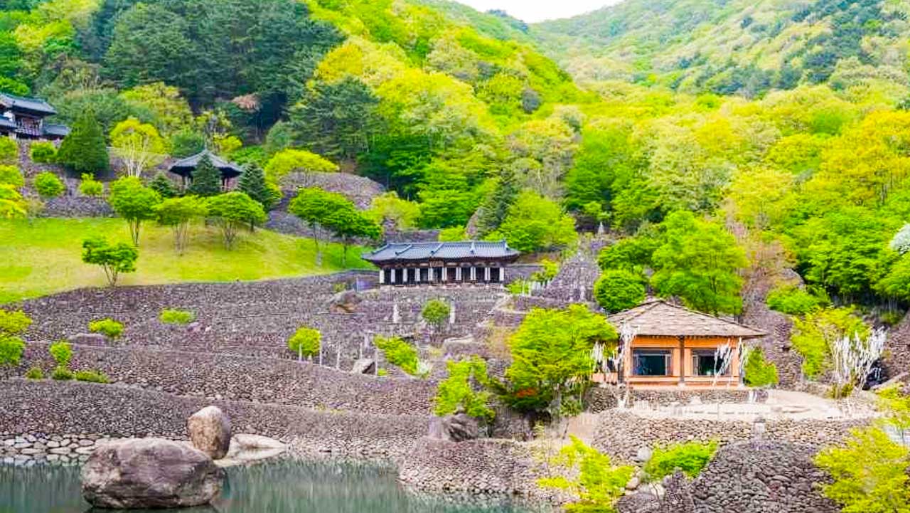 고르지 않은 돌길과 흙길, 돌계단이 길게 이어져 편안한 신발 착용이 필수적인 관람로. / 한국관광공사