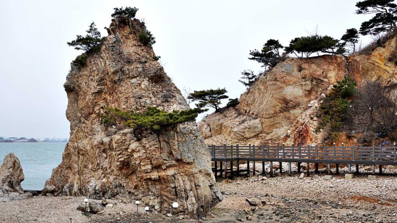 바닷물과 해풍이 오랜 세월 깎아 만든 웅장한 기암절벽과 해안 데크 산책로. / 당진시