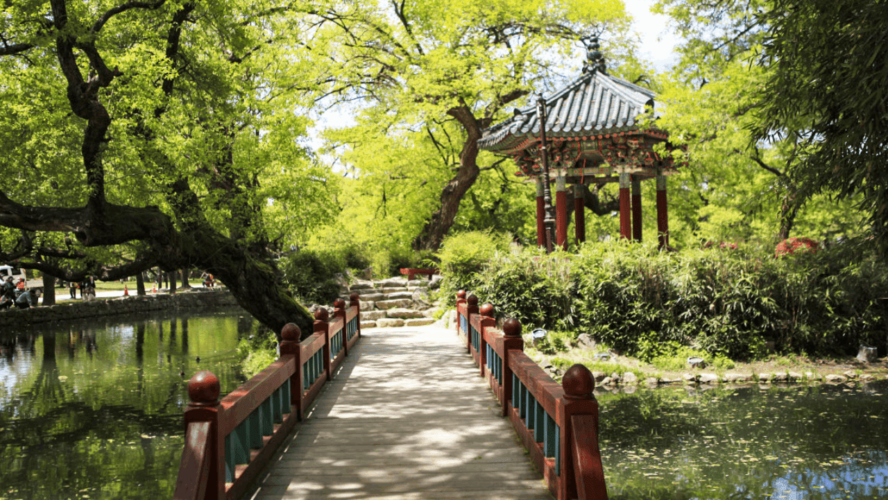 연못 위를 가로지르는 운치 있는 목재 산책 다리. / 전북문화관광