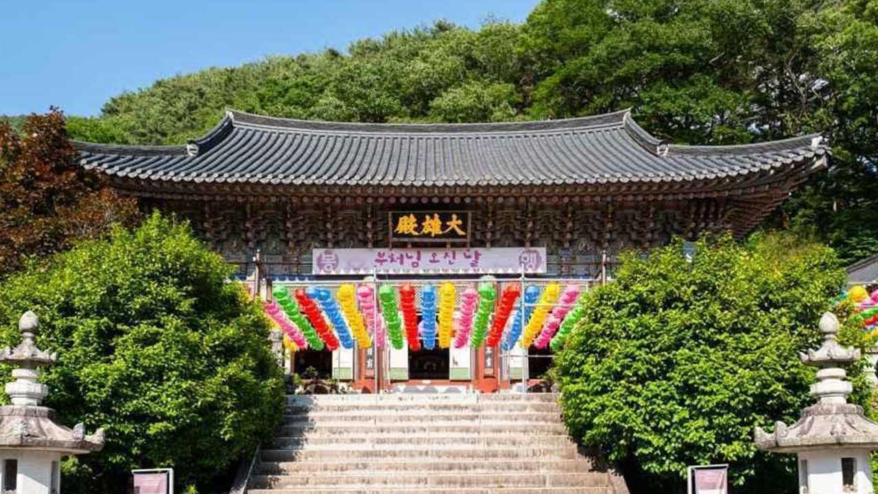 울창한 지리산 숲속에 둘러싸여 오색 연등이 화사하게 내걸린 쌍계사 대웅전 전경. / ⓒ한국관광콘텐츠랩