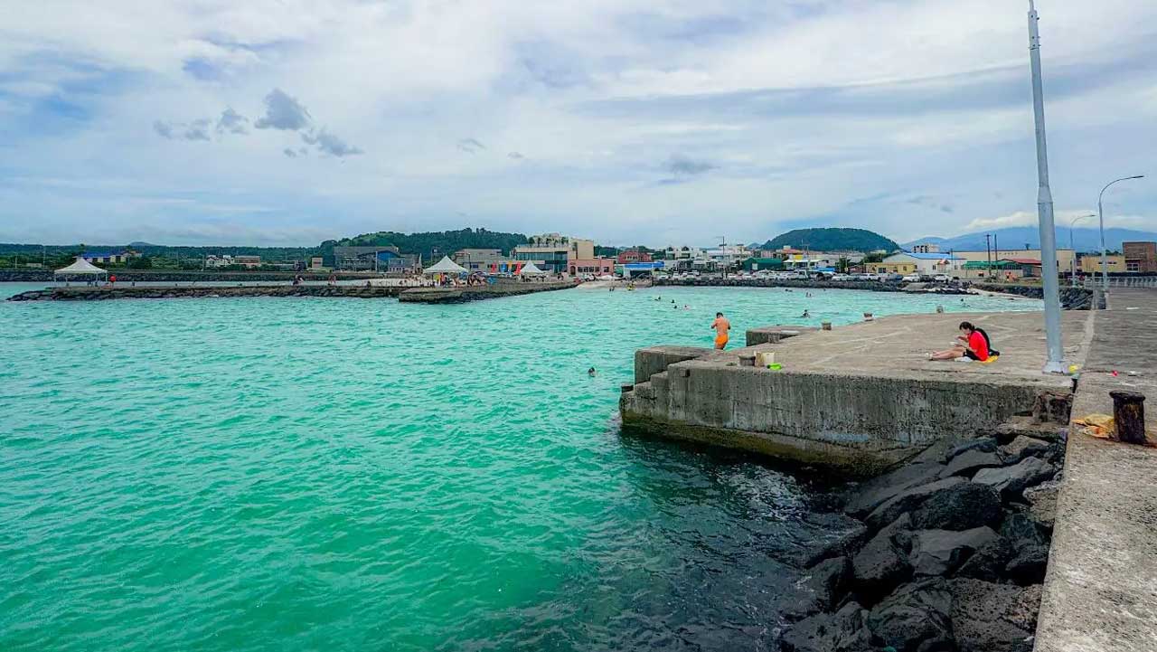 표면이 거친 화산암 바위가 많아 안전한 아쿠아슈즈 착용이 필수인 해안 주변. / 비짓제주