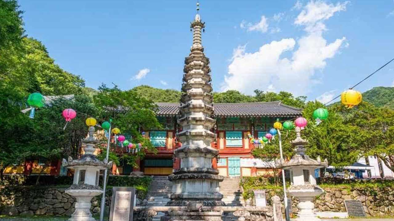 보물 대웅전 앞마당에 웅장한 자태로 높이 솟아 있는 석탑 전경. / ⓒ한국관광콘텐츠랩