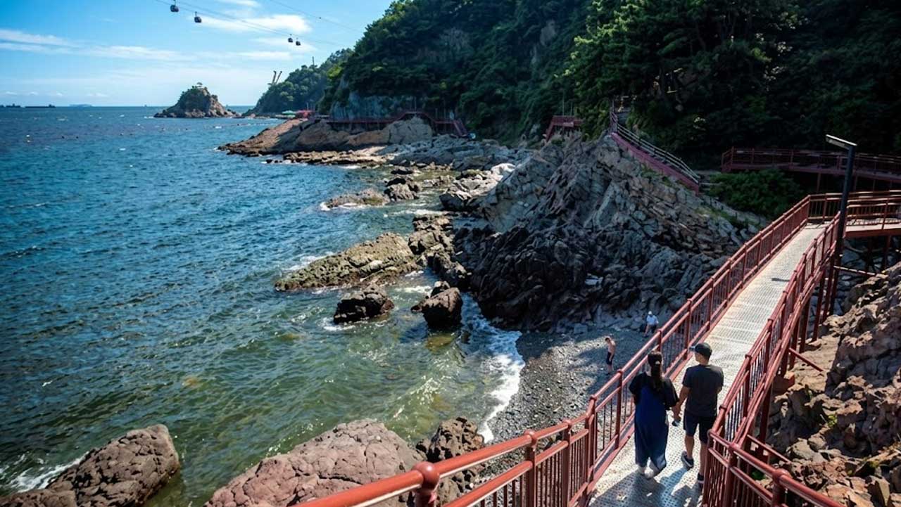  수억 년 전 만들어진 기암절벽과 파도를 곁에 두고 걷는 해안 데크길. / 비짓부산