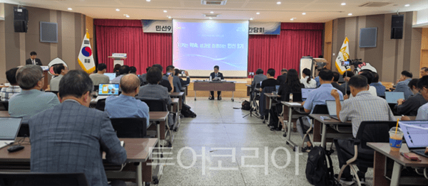 이기형 김포시장이 10일 민선9기 첫 언론인 간담회를 개최하고 민선9기 운영 방향에 대해 설명하고 있다. 2026.08.10. / 투어코리아 이창호 기자
