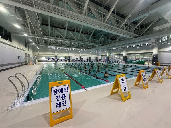 장애인 전용 레인을 운영하는 동백미르휴먼센터 수영장/투어코리아뉴스 정명달 기자 사진=용인시