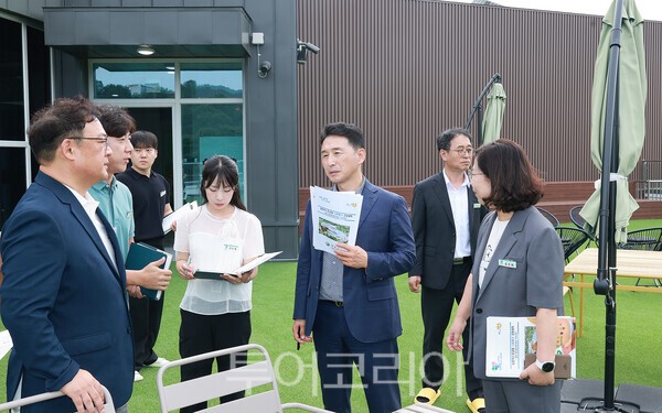 이남오 함평 군수가 10일 어린 생태교육 체험 놀이공간인 ‘나빛파크’ 개장(15일) 준비상황을 살펴보기 위해 직접 현장을 찾아 시설 안전점검을 하고 관계 공무원들과 안전운영에 대해 대화하고 있다./사진=함평군