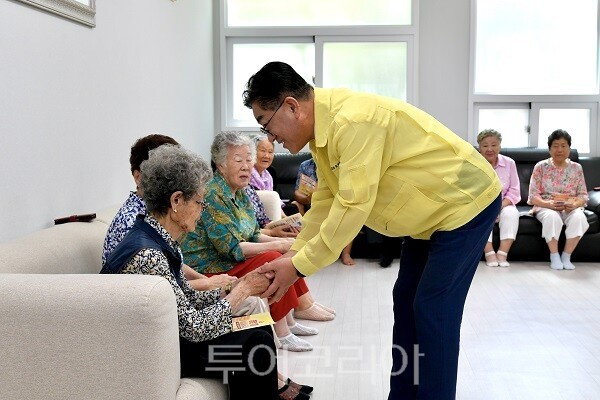 이기형 시장이 지난 7일 무더위쉼터, 취약계층 가구, 주택 건설 공사장을 연달아 점검하며 현장 중심의 폭염 대응 행보를 펼치고 있다.