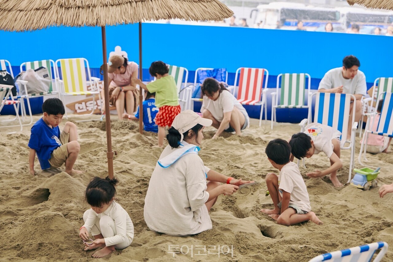 서울썸머비치 ‘샌드아지트’에서 모래놀이를 즐기는 가족/사진-서울관광재단