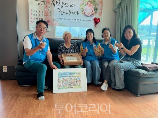 백학면 주민자치뢰가 폭염 취약 어르신 안전한 여름나기 물품 전달/투어코리아뉴스 정명달 기자 사진=연천군