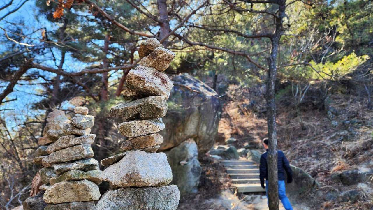 홍가신 사당으로 오르는 산길을 따라 방문객들의 정성과 소망이 쌓여 있는 돌탑들. / 충남시