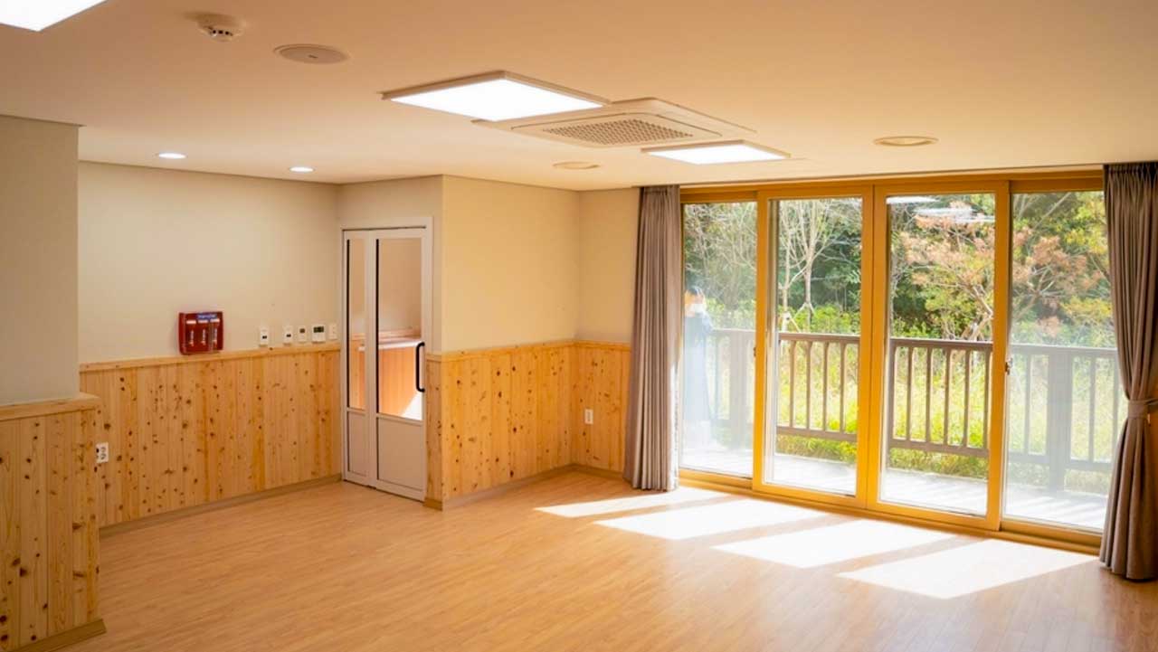 은은한 원목 단장과 통창 너머 자연 채광이 화사하게 들어오는 쾌적한 객실 내부. / 한국관광공사