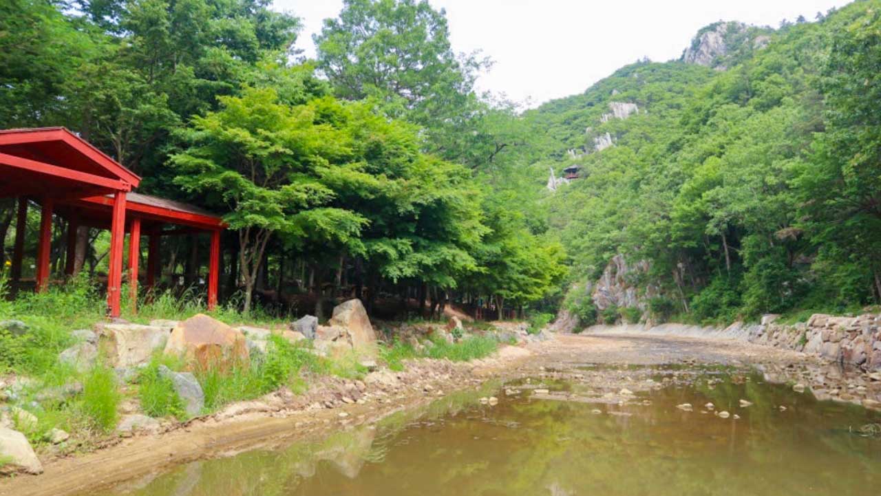 '남도 소금강'이라 불리며 시원한 계곡물과 붉은 쉼터가 어우러지는 석문공원 하천 풍경. / 전남시