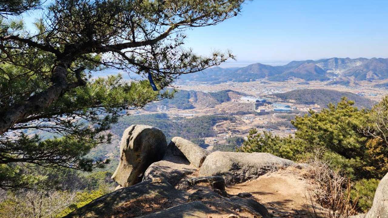 아늑한 마을 전경이 내려다 보이는 백월산 코끼리바위. / 충남시