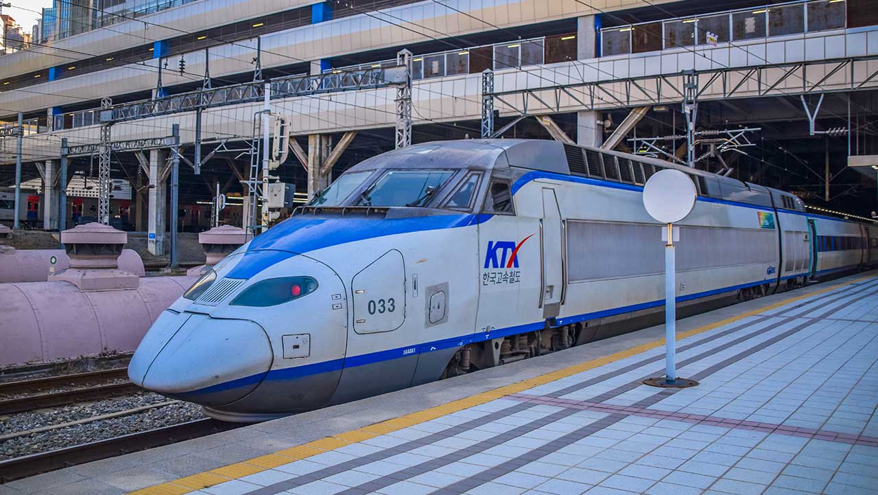 KTX 열차 전경. / NGCHIYUI-shutterstock
