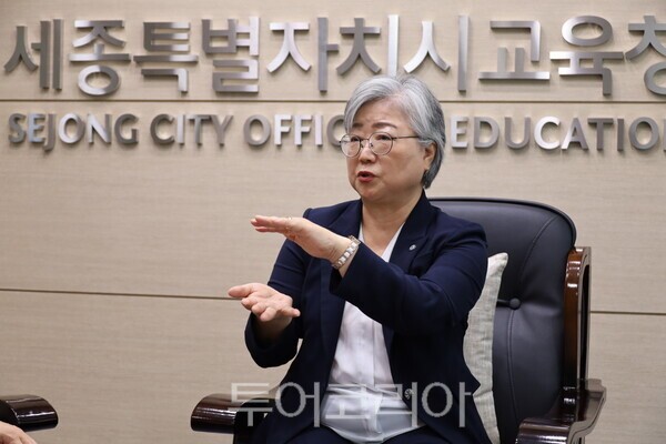 ▲강미애 세종시교육감이 10일 교육청 교육감실에서 세종시프레스협회와 가진 간담회에서 주요 교육정책에 대해 설명하고 있다. /사진-세종시프레스협회