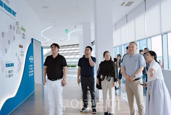 박태성 회장(우)과 웨잔 회장(좌)이 인천경제자유구역 G-tower 전시관에서 인천의 도시건설 및 국제경제협력 현황에 대한 설명을 듣고 있다.