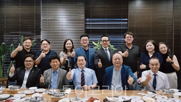 한중문화경제교류협회 박태성 회장(왼쪽)이 사천성 민영문화기업협회 웨잔 회장과 인천 지역 문화예술단체 관계자들과 함께 환영 기념촬영을 하고 있다.