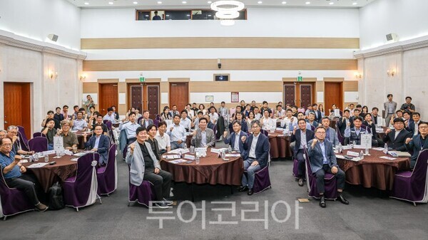 2026 용인 반도체 기업네트워크·투자설명회’에서 이상일 시장이 참석자들과 기념사진을 찍고 있다/투어코리아뉴스 정명달 기자 사진=용인시