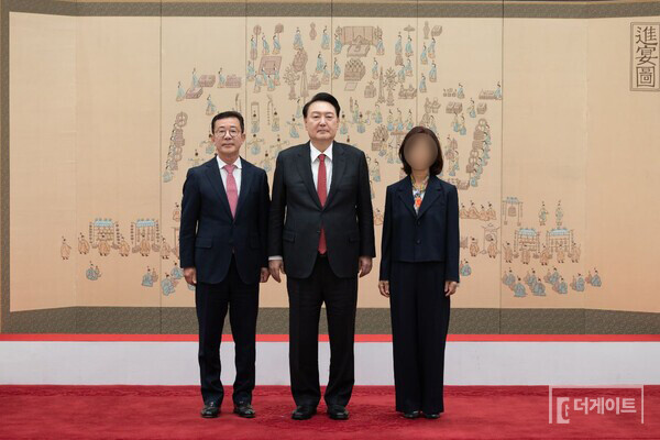 홍철호 전 의원은 기업가 출신의 전직 재선 의원이다. 윤석열 정부에선 대통령실 정무수석비서관을 맡았다. 홍 전 의원은 2024년 12월 3일 비상계엄 당시에도 대통령실을 지켰다.