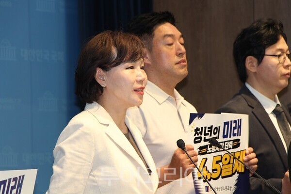 더불어민주당 노동존중실천단장인 전현희 의원이 전국금융산업노동조합과 12일 오전 국회 소통관에서 기자회견을 열고 노동시간 단축과 청년고용 확대, 청년창업·자립 지원을 하나의 선순환 구조로 연결하기 위한 공동 정책을 추진을 밝히고 있다. 2026.08.12. / 투어코리아 이창호 기자