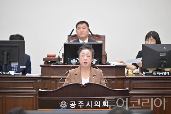▲권경운 공주시의원이 5분 발언을 통해 백제문화제가 유네스코 세계유산인 공산성과 무령왕릉·왕릉원을 비롯한 백제역사유적과 연계된 공주의 핵심 관광자산인 만큼, 이제는 대한민국 대표 축제를 넘어 ‘세계적인 역사문화축제’로 도약해야 한다고 강조하고 있다. /사진-공주시의회