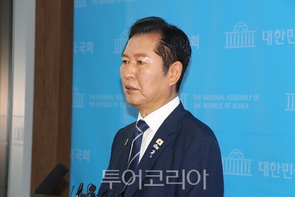 정청래 민주당 당대표 후보가 12일 오전 국회 소통관에서 기자회견을 마치고 취재진의 질문에 답하고 있다.