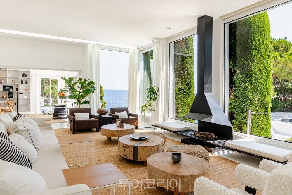 에어비앤비가 제니의 신곡 뮤직비디오 속 별장에서 특별한 숙박 기회를 제공한다./사진-에어비앤비