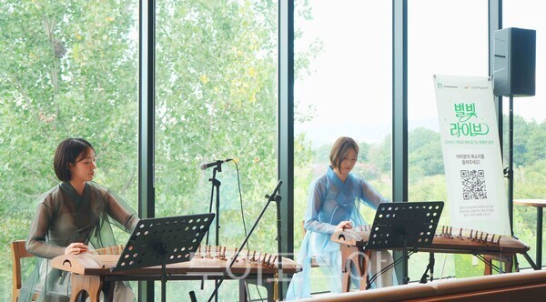 지난 8일, 스타벅스 전주에코DT점에서 청년 아티스트 ‘드리樂’이 '별빛 라이브' 공연을 하는 모습