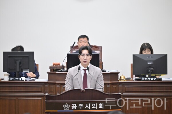▲이용성 공주시의원이 5분 발언을 통해 노자의 『도덕경』에 나오는 ‘신종여시 즉무패사(愼終如始 則無敗事)’, 즉 “일의 끝을 처음과 같이 신중히 하면 실패하는 일이 없다”는 뜻의 문구를 인용하며 공모사업의 시작부터 사후관리까지 책임행정을 강하게 주문하고 있다. /사진-공주시의회