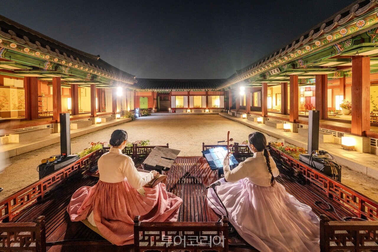 조선시대 궁궐의 부엌이었던 외소주방에서 국악 공연을 감상할 수 있다.사진-국가유산청