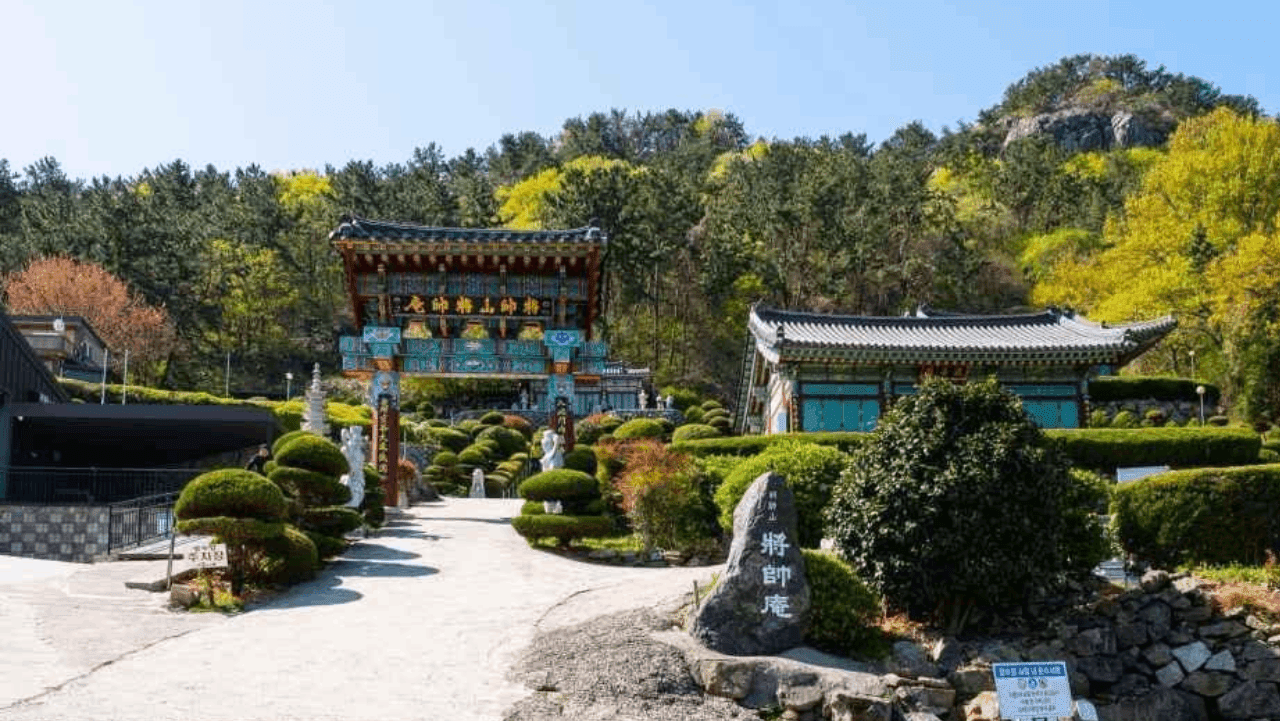 해안 도로와 접해 있어 긴 산행 없이 편안하게 찾아올 수 있는 장수암 입구. / 한국관광공사